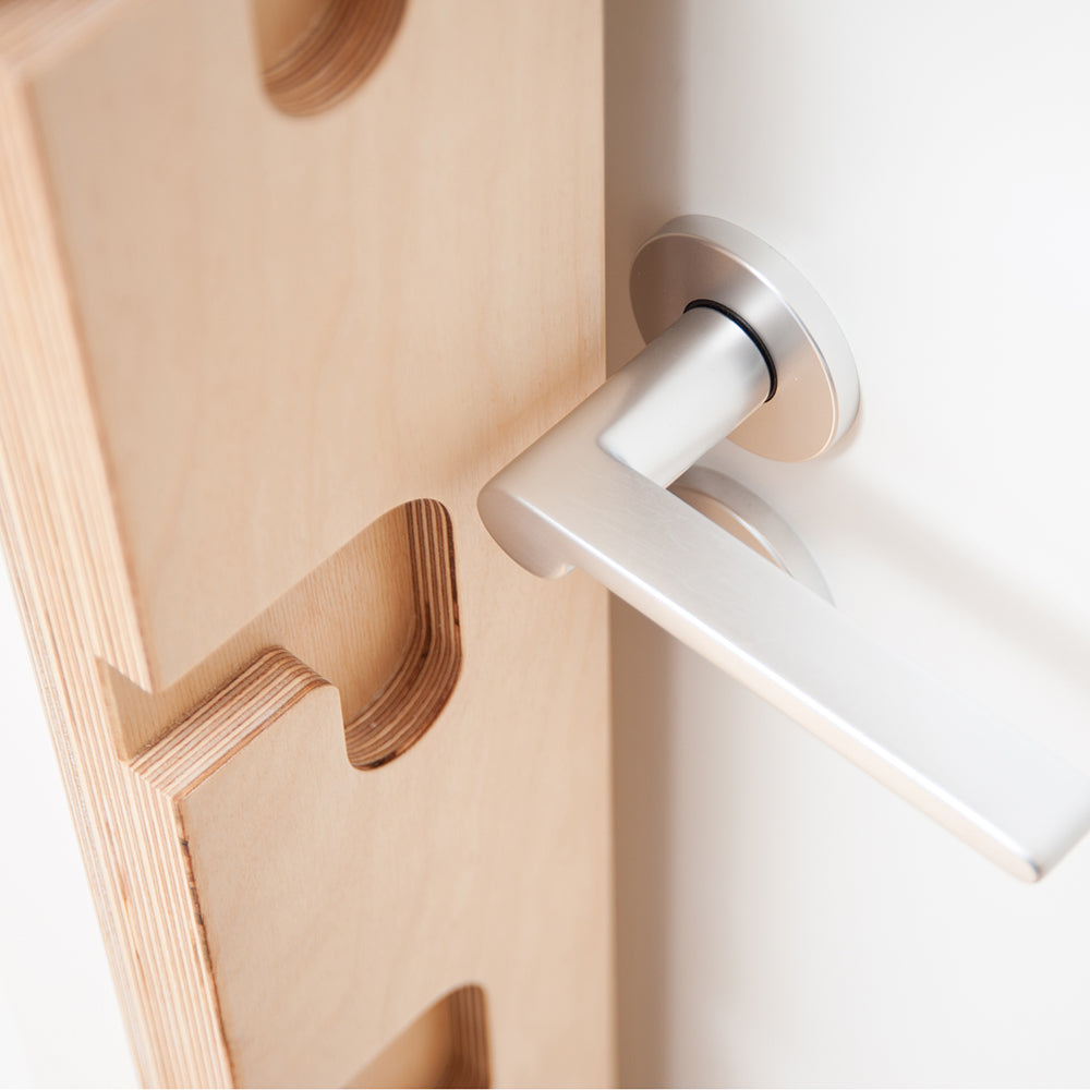 FatMonkey Sprossenwand: Platzsparendes Design mit nur 3 cm Dicke, passt in den Türrahmen, ermöglicht das Schließen der Tür