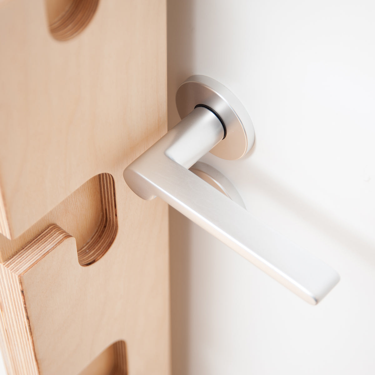 FatMonkey Türrahmen-Sprossenwand: Superschnell und supereinfach zu installieren, selbst in schiefen Altbauten. Patentiertes Spannsystem für sicheren Halt, flexible Aufhänge-Positionen dank Einschublösung