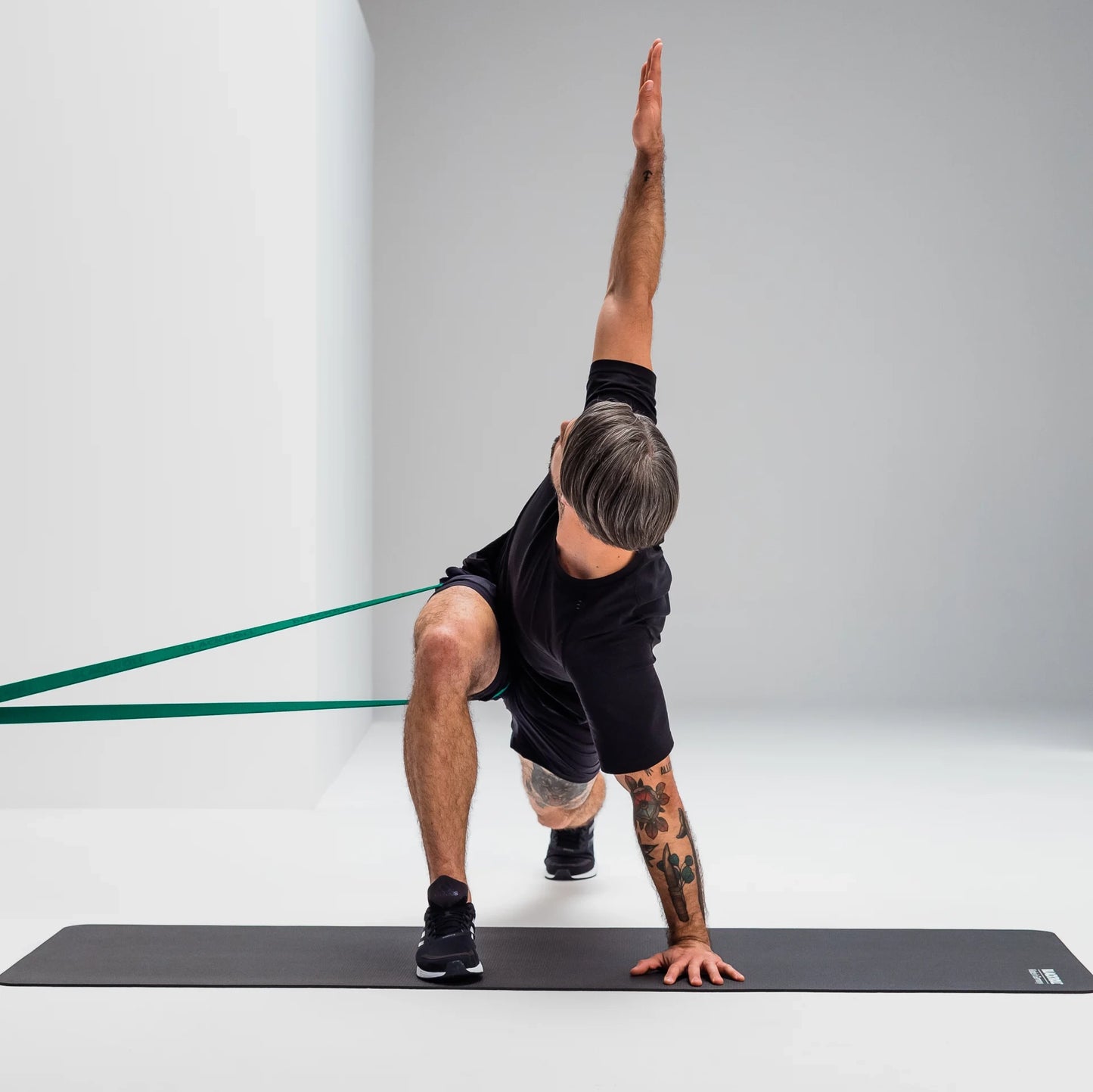 Mobilitätsübung 'World's Greatest Stretch' mit dem BLACKROLL® Super Band – für Flexibilität und Beweglichkeitstraining."
Mobilitätsübung 'World's Greatest Stretch' mit dem BLACKROLL® Super Band – für Flexibilität und Beweglichkeitstraining.