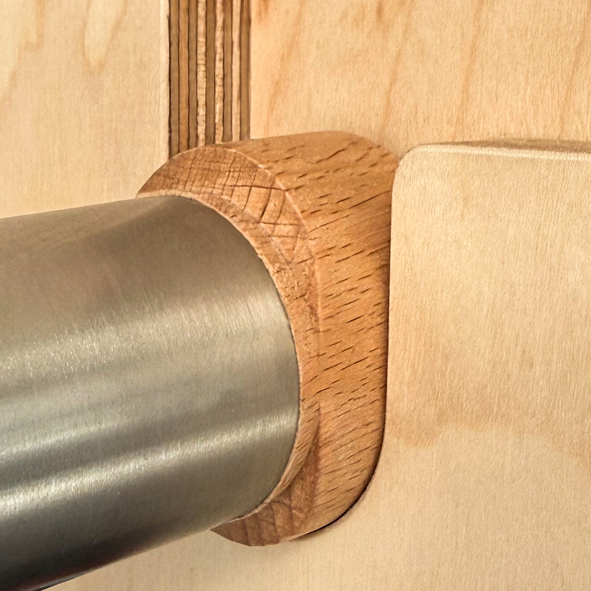 Detailansicht FatMonkey Reckstange mit Holzstopfen gegen Eindrehen, stabil für Training und Turnen für Kinder