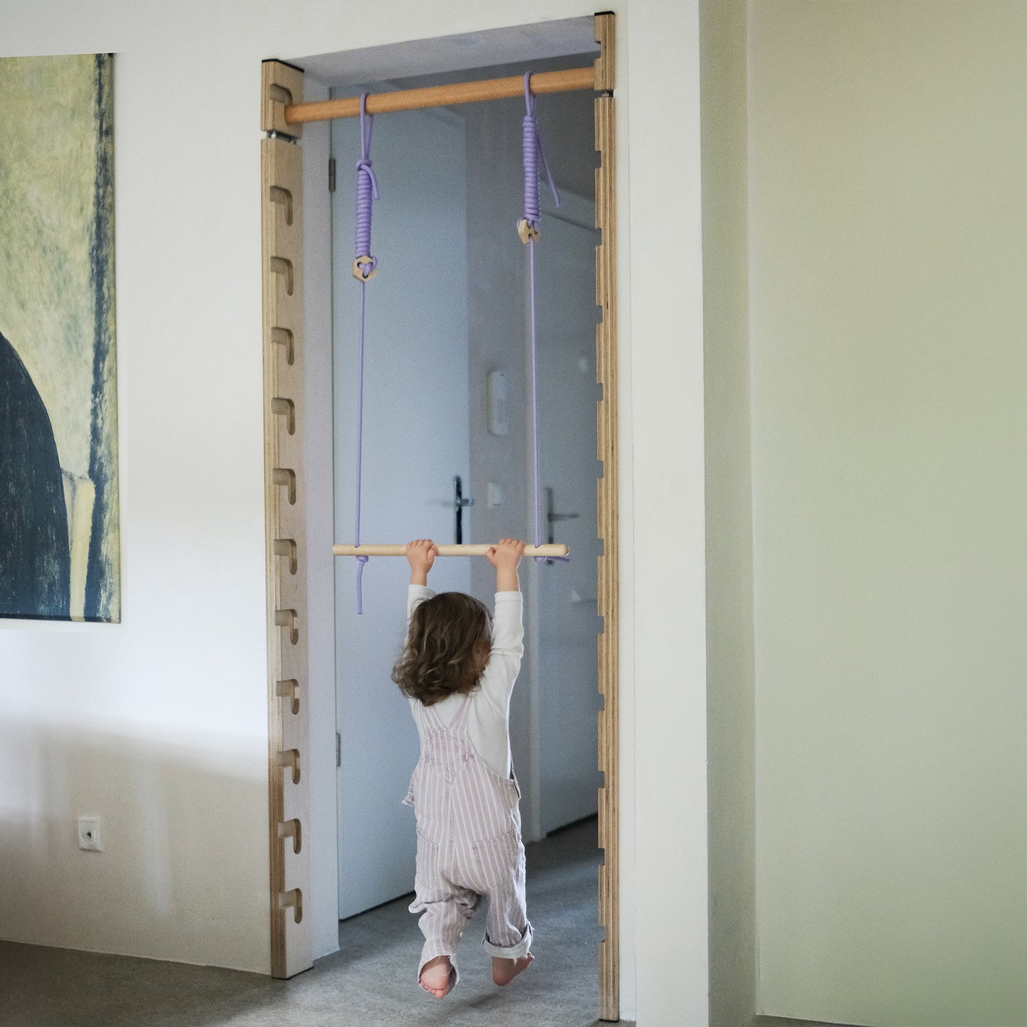 Detailansicht Kinder an FatMonkey Türrahmen Sprossenwand mit Trapezschaukel aus Eschenholz,  fördert Kraft und Koordination