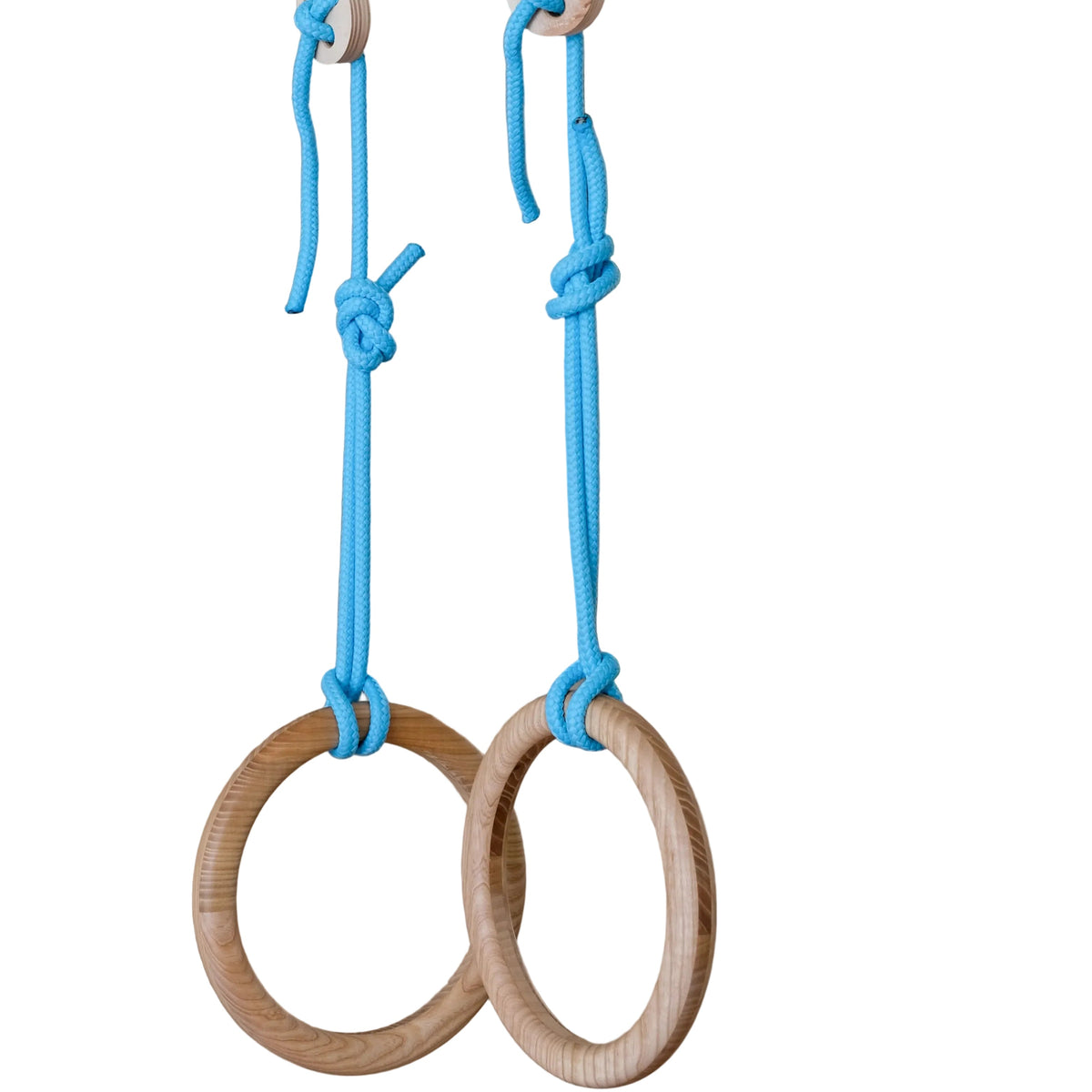 Detailansicht Turnringe Ravi aus Holz an FatMonkey Sprossenwand, ideal für Turnen für Kinder und Training im Innenbereich