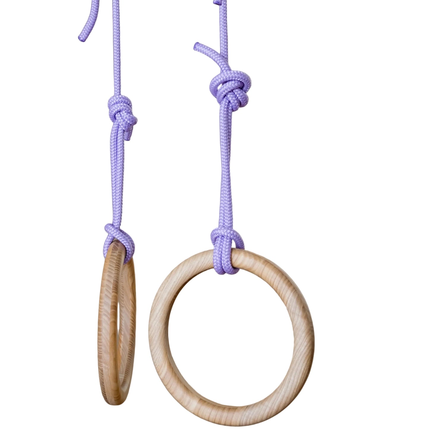 Detailansicht Turnringe Ravi aus Holz an FatMonkey Sprossenwand, ideal für Turnen für Kinder und Training im Innenbereich