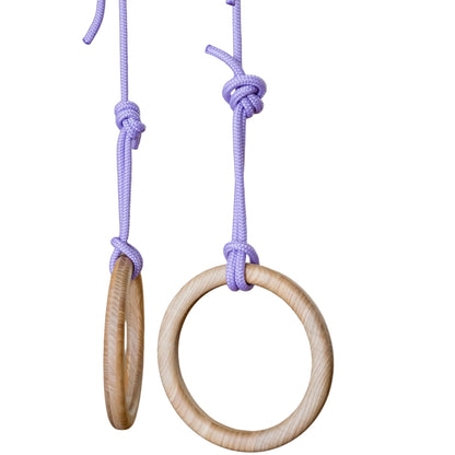 Detailansicht Turnringe Ravi aus Holz an FatMonkey Sprossenwand, ideal für Turnen für Kinder und Training im Innenbereich