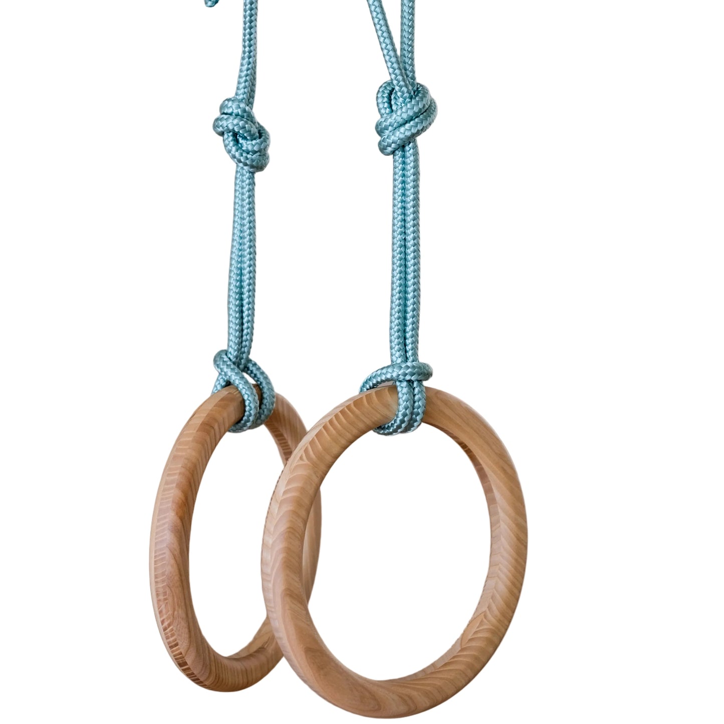 Detailansicht Turnringe Ravi aus Holz an FatMonkey Sprossenwand, ideal für Turnen für Kinder und Training im Innenbereich
