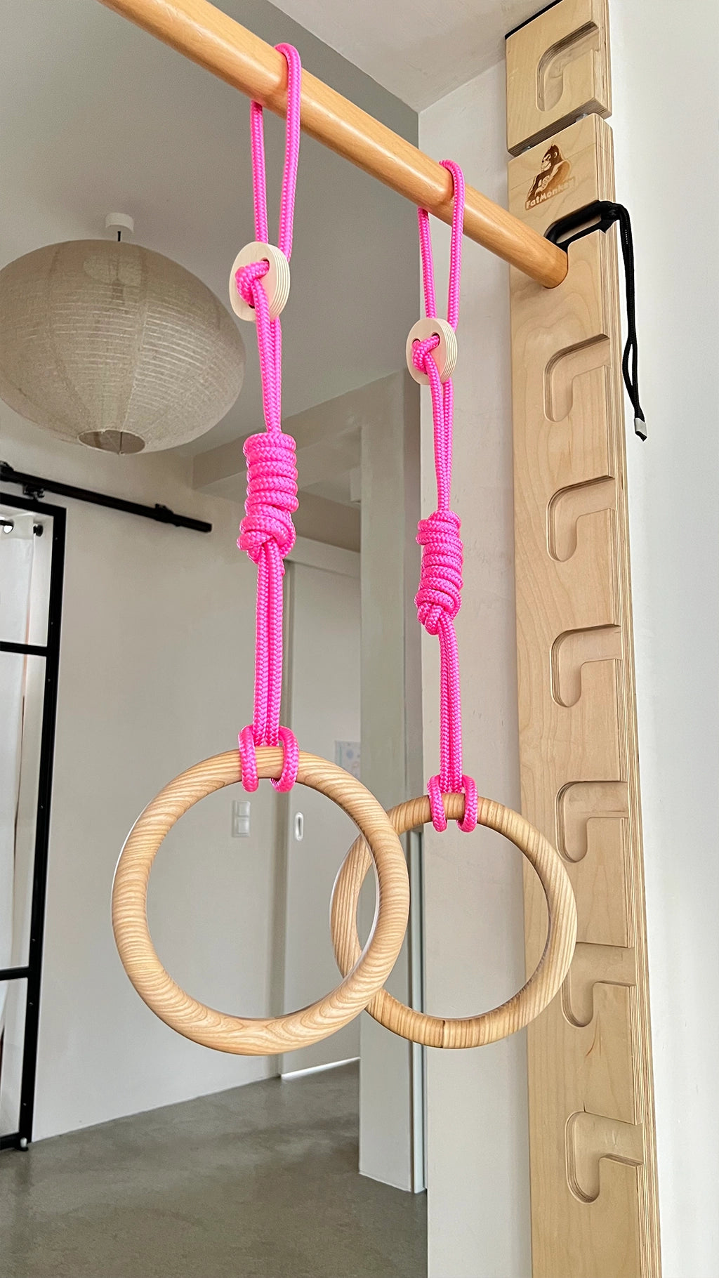 Detailansicht Turnringe Ravi aus Holz an FatMonkey Sprossenwand, ideal für Turnen für Kinder und Training im Innenbereich