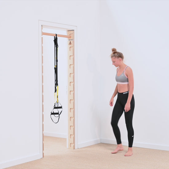 Video-Anleitung: Sling Crunch Übung mit TRX Home 2 am FatMonkey Sprossenwand für intensives Bauchmuskeltraining