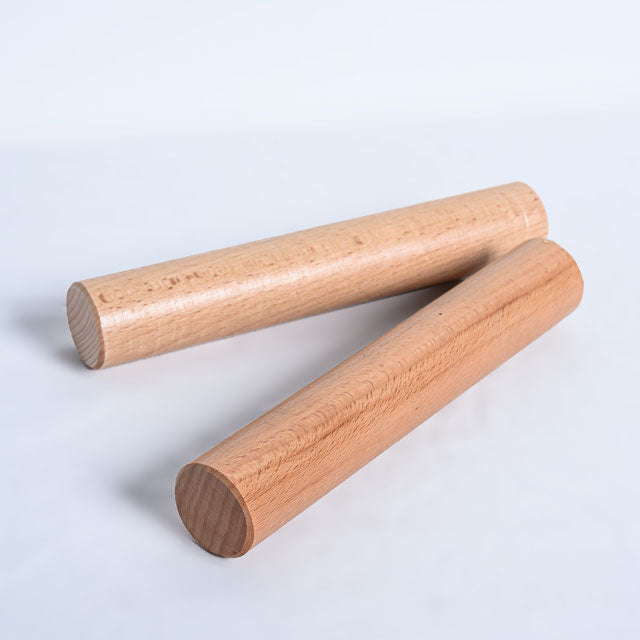 Zwei Pegboard Sticks aus Holz