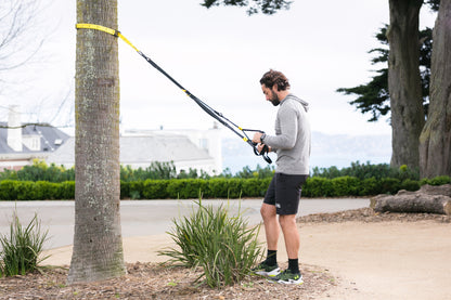 TRX MOVE Schlingentrainer im Outdoor-Einsatz für vielseitiges und effektives Training im Freien