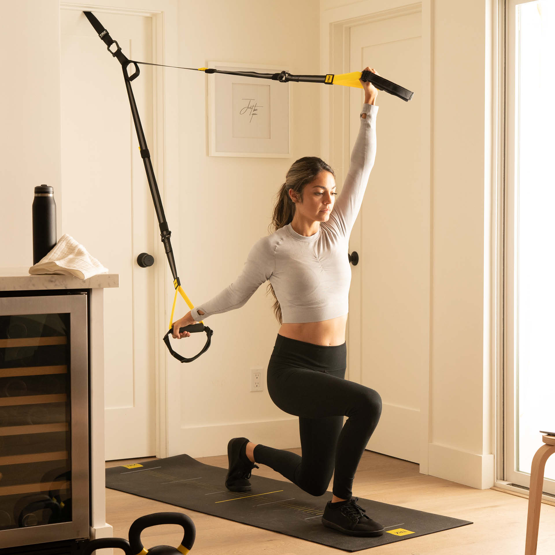 TRX Home2 befestigt mit Türanker im Türrahmen für vielseitiges und effektives Heimtraining