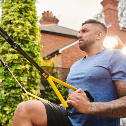 TRX Home2 Schlingentrainer im Outdoor-Einsatz für vielseitiges und effektives Training im Freien